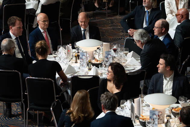 15. Deutscher Nachhaltigkeitspreis in Duesseldorf Olaf Scholz der Bundeskanzler der Bundesrepublik Deutschland am Tisch im Veranstaltungsevent gemeinsam mit Dr. Peter Tschentscher der amtierende Praesident des Bundesrates, Dr. Stephan Keller der Oberbuergermeister der Landeshauptstadt Duesseldorf und S.D. Fuerst Albert II. von Monaco der Ehrenpreistraeger auf dem 15. Deutscher Nachhaltigkeitspreis im Maritim Hotel in Duesseldorf Duesseldorf Nordrhein-Westfalen Deutschland