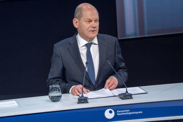 15. Deutscher Nachhaltigkeitspreis in Duesseldorf Olaf Scholz der Bundeskanzler der Bundesrepublik Deutschland im Portrait bei seiner Rede auf dem 15. Deutscher Nachhaltigkeitspreis im Maritim Hotel in Duesseldorf Duesseldorf Nordrhein-Westfalen Deutschland