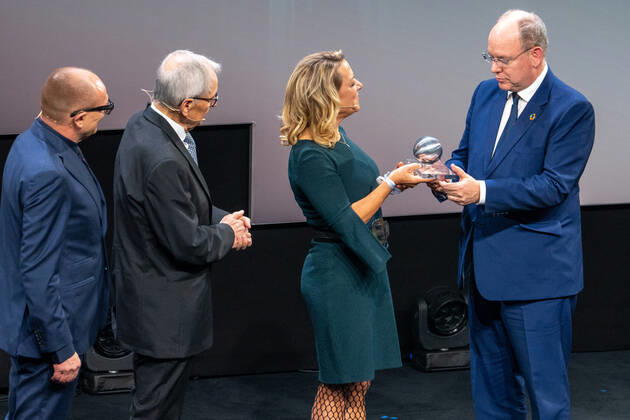 15. Deutscher Nachhaltigkeitspreis in Duesseldorf S.D. Fuerst Albert II. von Monaco bei der Verleihung des Ehrenpreises ueberreicht von Prof. Antje Boetius die Direktorin, Alfred-Wegener-Instituts, Leiterin der Brueckengruppe fuer Tiefseeoekologie und - Technologie und Klaus Toepfer und Stefan Schulze-Hausmann, Vorstandsmitglied Deutscher Nachhaltigkeitspreis auf dem 15. Deutscher Nachhaltigkeitspreis im Maritim Hotel in Duesseldorf Duesseldorf Nordrhein-Westfalen Deutschland