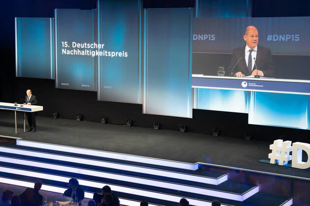 15. Deutscher Nachhaltigkeitspreis in Duesseldorf Olaf Scholz der Bundeskanzler der Bundesrepublik Deutschland bei seiner Rede auf dem 15. Deutscher Nachhaltigkeitspreis im Maritim Hotel in Duesseldorf Duesseldorf Nordrhein-Westfalen Deutschland