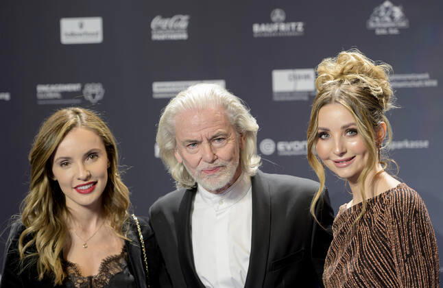 v.r. Anna HILTROP, Model, Hermann BUEHLBECKER, Unternehmer, Giovanna MORENO Verleihung Deutscher Nachhaltigkeitspreis am 02.12.2022 in Duesseldorf Deutschland.