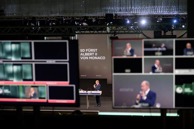 S.D. Fuerst Albert II. von Monaco, Ehrenpreistraeger, bei seiner Rede, Verleihung Deutscher Nachhaltigkeitspreis am 02.12.2022 in Duesseldorf Deutschland.