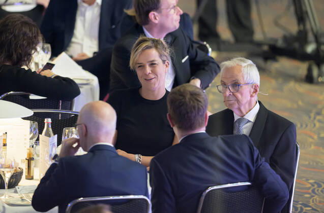 Mona NEUBAUR, Ministerin für Wirtschaft NRW, mit Klaus TOEPFER (Töpfer) r. , Politiker, Verleihung Deutscher Nachhaltigkeitspreis am 02.12.2022 in Duesseldorf Deutschland.