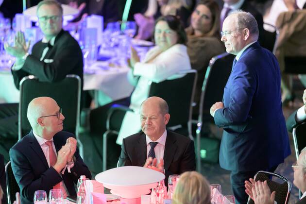 Bundeskanzler Olaf SCHOLZ mit Dr. Peter TSCHENTSCHER l. (Praesident des Bundesrates, Erster Baergermeister von Hamburg), dahinter S.D. Fuerst Albert II. von Monaco, Ehrenpreistraeger Verleihung Deutscher Nachhaltigkeitspreis am 02.12.2022 in Duesseldorf Deutschland.
