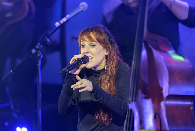 ZAZ, Saengerin, Ehrenpreistraegerin, singt, Verleihung Deutscher Nachhaltigkeitspreis am 02.12.2022 in Duesseldorf Deutschland.