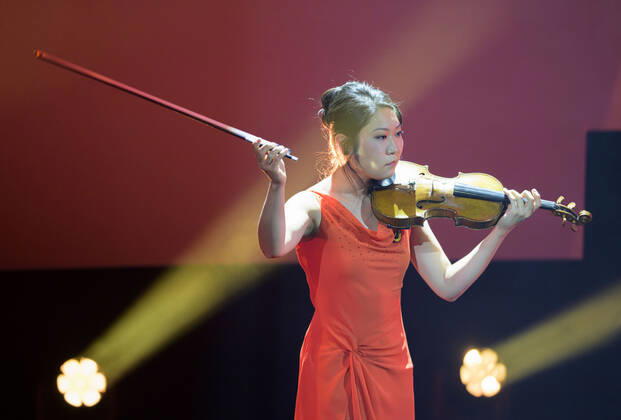 Tianwa YANG, Violinistin, spielt Geige, Verleihung Deutscher Nachhaltigkeitspreis am 02.12.2022 in Duesseldorf Deutschland.