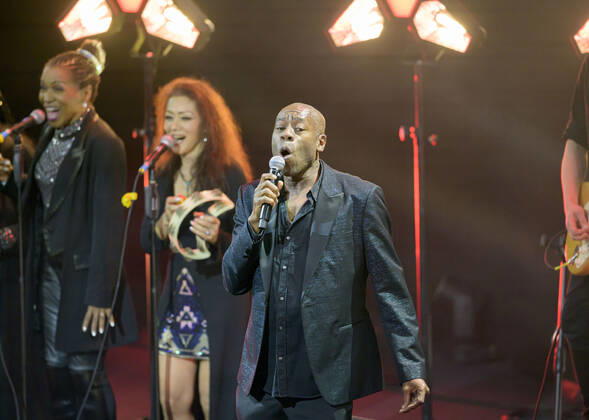 Andrew ROACHFORD, Saenger, singt, Verleihung Deutscher Nachhaltigkeitspreis am 02.12.2022 in Duesseldorf Deutschland.