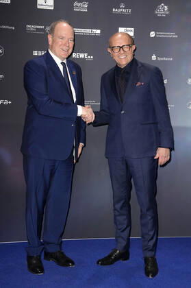Fürst Albert II. von Monaco und Stefan Schulze-Hausmann bei der Verleihung des 15. Deutschen Nachhaltigkeitspreises 2022 im Maritim Hotel. Düsseldorf, 02.12.2022