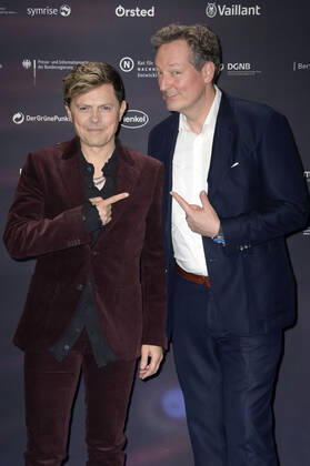 Michael Patrick Kelly und Eckart von Hirschhausen bei der Verleihung des 15. Deutschen Nachhaltigkeitspreises 2022 im Maritim Hotel. Düsseldorf, 02.12.2022