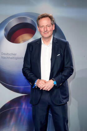 Deutscher Nachhaltigkeitspreis 2022 Eckart von Hirschhausen auf dem roten Teppich bei der Verleihung des Deutschen Nachhaltigkeitspreises im Maritim Hotel in Düsseldorf. Copyright: xEventpressxGolejewskix