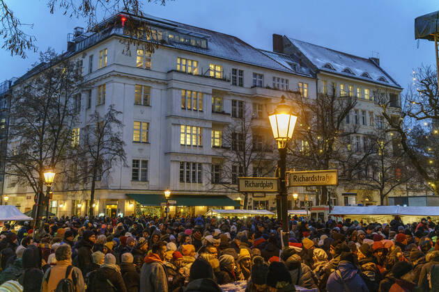 Rixdorf Weihnachtsmarkt, Neuköllner Richardplatz, 200 Verkaufsstände mit Glühwein, Holzspielzeug, Kerzen, Honig, selbstgebastelte Geschenke, Alt-Rixdorfer Weihnachtsmarkt 2022, Neuköllner Richardplatz, 200 Verkaufsstände mit Glühwein, Holzspielzeug, Kerzen, Honig, selbstgebastelte Geschenke. Findet am 2ten Adventswochende statt.