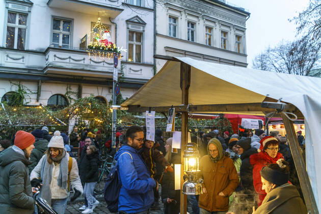 Rixdorf Weihnachtsmarkt, Neuköllner Richardplatz, 200 Verkaufsstände mit Glühwein, Holzspielzeug, Kerzen, Honig, selbstgebastelte Geschenke, Alt-Rixdorfer Weihnachtsmarkt 2022, Neuköllner Richardplatz, 200 Verkaufsstände mit Glühwein, Holzspielzeug, Kerzen, Honig, selbstgebastelte Geschenke. Findet am 2ten Adventswochende statt.