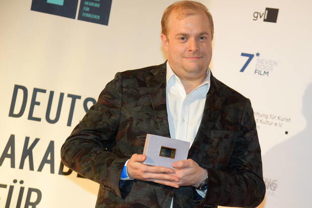 Verleihung der DAfFNE-Auszeichnung 2022 Nicolas Doldinger, Sohn Von KLaus Doldinger empängt den Ehrenpreis für seinen Vater Ehrenpreis zur Verleihung der DAfFNE-Deutsche Akademie für Fernsehen, Auszeichnung 2022 im Meistersall in Berlin am 03.12.2022