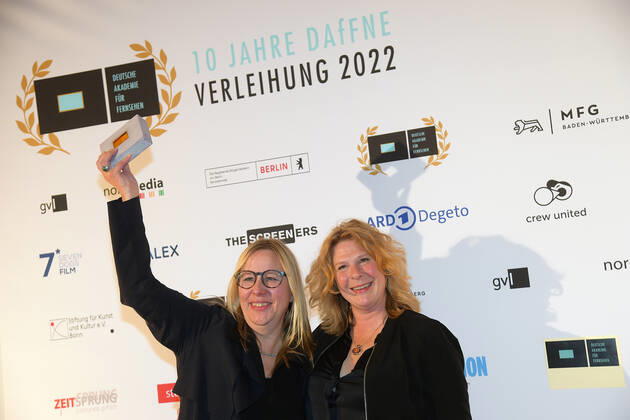 Verleihung der DAfFNE-Auszeichnung 2022 Gritt Kosse und Uta Spikermann, Für Honneker und der Pastor fürs Maskenbild Preis Verleihung der DAfFNE-Deutsche Akademie für Fernsehen, Auszeichnung 2022 im Meistersall in Berlin am 03.12.2022