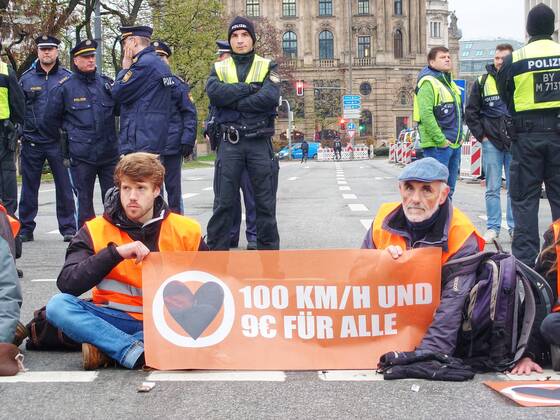 Bilder des Jahres 2022, News 12 Dezember News Themen der Woche KW49 News Bilder des Tages December 5, 2022, Munich, Bavaria, Germany: Climate activists from Letzte Generation (Last Generation) krazy glued themselves to the roadway at Karlsplatz in Munich, Germany.Ã‚ Ã‚ The group demands consequential action against what they state is mankind accelerating into a climate crisis.Ã‚ Ã‚ Letzte Generation originally drew massive criticism for its protest methods, but recently with the police using the controversial Polizeiaufgabengesetz (Police Assignment Laws) that allow sweeping powers to detain subjects prior to a crime, as well as CSU and CDU members likening the group to the RAF terrorist group and the Union allegedly using the politics of hate and fear once again, the dialogue has turned largely against the Union and and rai - ZUMAb160 20221205_zbp_b160_015 Copyright: xSachellexBabbarx