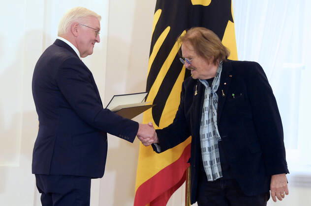 Bilder des Jahres 2022, Entertainment 12 Dezember Entertainment Bilder des Tages Frank-Walter Steinmeier und Frank Zander bei der Verleihung des Verdienstkreuzes 1. Klasse des Verdienstordens der Bundesrepublik Deutschland an Frank Zander im Schloss Bellevue. Berlin, 05.12.2022