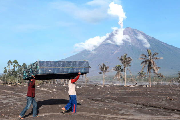 Bilder des Jahres 2022, News 12 Dezember News Themen der Woche KW49 News Bilder des Tages (221206) -- LUMAJANG, Dec. 6, 2022 -- People move their personal belongings to safe place after the eruption of Mount Semeru at Sumberwuluh village in Lumajang, East Java, Indonesia, Dec. 6, 2022. Semeru volcano on Indonesia s Java island erupted on Sunday, spewing a 1.5-km high ash column, authorities said. (Photo by Xinhua) INDONESIA-LUMAJANG-MOUNT SEMERU-ERUPTION-AFTERMATH BayuxNovanta 