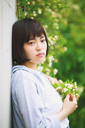 Young Japanese woman by the vines AFLO35241304  , 35241304.jpg, ,model released, Symbolfoto