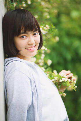 Young Japanese woman by the vines AFLO35241306  , 35241306.jpg, ,model released, Symbolfoto