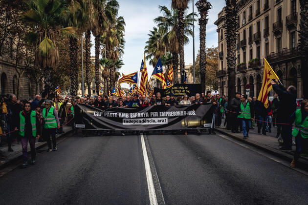 Bilder des Jahres 2022, News 12 Dezember News Bilder des Tages December 6, 2022, Barcelona, Catalonia, Spain: Catalan separatists march behind their banner as they protest against the proposal of the proposal to replace the crime of sedition with a new offense of aggravated public disorder. Even though it would carry lower sentences the protesters fear it will criminalize the right to demonstrate. Barcelona Spain - ZUMAo105 20221206_zap_o105_002 Copyright: xMatthiasxOesterlex
