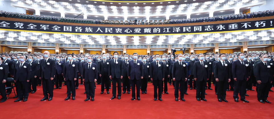 Bilder des Jahres 2022, News 12 Dezember News Themen der Woche KW49 News Bilder des Tages (221206) -- BEIJING, Dec. 6, 2022 -- A memorial meeting for Jiang Zemin, who passed away on Nov. 30 at the age of 96, is held in the Great Hall of the People in Beijing, capital of China, Dec. 6, 2022. The meeting was held by the Communist Party of China (CPC) Central Committee, the Standing Committee of the National People s Congress (NPC), the State Council, the National Committee of the Chinese People s Political Consultative Conference (CPPCC), and the Central Military Commission (CMC). Xi Jinping, Li Keqiang, Li Zhanshu, Wang Yang, Li Qiang, Zhao Leji, Wang Huning, Han Zheng, Cai Qi, Ding Xuexiang, Li Xi, and Wang Qishan were present. ) CHINA-BEIJING-JIANG ZEMIN-MEMORIAL MEETING (CN) JuxPeng