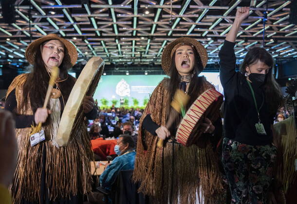 Bilder des Jahres 2022, News 12 Dezember News Bilder des Tages December 6, 2022, Montreal, PQ, Canada: Protesters interrupt a speech by Prime Minister Justin Trudeau during the opening ceremony of the COP15 UN conference on biodiversity in Montreal, on Tuesday, December 6, 2022. Montreal Canada  - ZUMAc35_ 20221206_zaf_c35_118 Copyright: xPaulxChiassonx