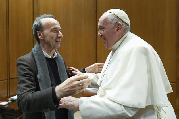 Bilder des Jahres 2022, Entertainment 12 Dezember Entertainment Themen der Woche KW49 December 7, 2022, VATICAN CITY: A handout picture provided by the shows Pope Francis receiving in audience Italian filmmaker and actor Roberto Benigni, Vatican City, 07 December 2022. ANSA (NPK) VATICAN CITY  - ZUMAa110 20221207_zaf_a110_012 Copyright: xVaticanxMediax