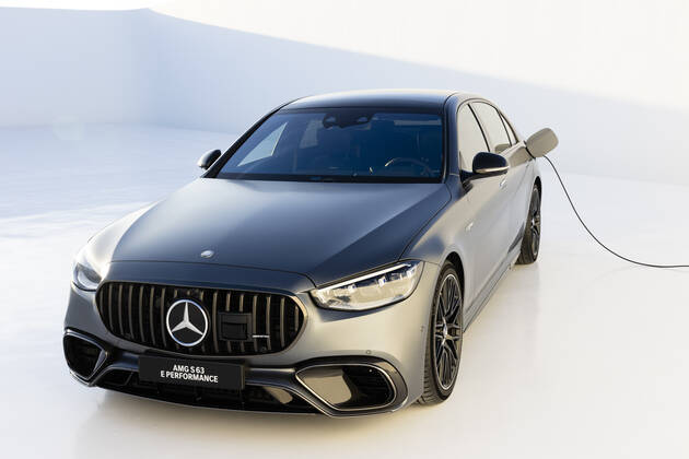 **VIDEO AVAILABLE: CONTACT INFO@COVERMG.COM TO RECEIVE** Mercedes have revealed their new S63 AMG - the first hybrid version of their flagship limousine - and one comes with more power than ever before. Under the bonnet, there?s a 4.0-litre twin-turbo V8 engine similar to the one you get in the Mercedes-AMG GT 63 S E Performance, along with an electric motor on the rear axle. With a combined system output of 791 hp and 1,055 lb-ft, the AMG S 63 E PERFORMANCE sets new standards for similar models of car. It accelerates from 0 to 60 mph takes just 3.2 seconds (est.) and has an 180 mph top speed. With E PERFORMANCE, we are now opening a new chapter: Never before has a luxury sedan so perfectly combined best-in-class performance with super Copyright: xMercedes-Benzx 52259237 EDITORIAL USE ONLY. NOT FOR USE BY NEWSPAPERS BASED IN THE UK.