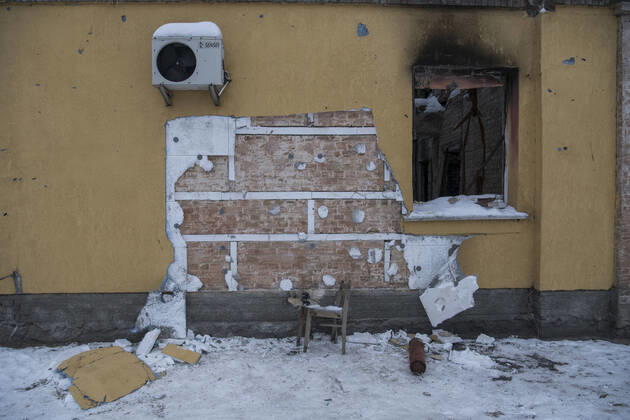 Bilder des Jahres 2022, News 12 Dezember Graffiti Made By Banksy In The Borodianka And Hostomel Towns Near Kyiv A group of people are trying to steal the Graffiti of artist Banksy from the wall of a destroyed residential building in Hostomel, Ukraine, on December 6, 2022 Borodianka Ukraine  Copyright: xMaxymxMarusenkox originalFilename: musienko-notitle221206_npMh5.jpg