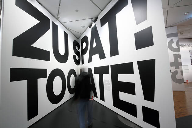 Bilder des Jahres 2022, News 12 Dezember News Bilder des Tages Ausstellungsstueck Zu Spaet! - Too Late! im Pei-Bau des Deutschen Historischen Museum in Berlin am 07.12.2022. Das Deutsche Historische Museum zeigt Geschichte einmal anders als gewohnt: Im Mittelpunkt der neuen Ausstellung Roads not taken. Oder: Es haette auch anders kommen koennen stehen zentrale Schluesseldaten der deutschen Geschichte von 1989 bis 1848, an denen einschneidende historische Zaesuren auch eine andere Wendung haetten nehmen koennen. (Siehe epd-Meldung vom 07.12.2022) EDITORIAL USE ONLY