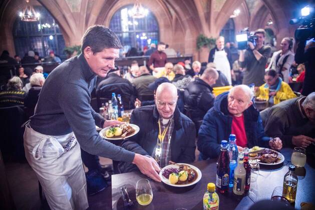 Bilder des Jahres 2022, Entertainment 12 Dezember Entertainment Themen der Woche KW49 Entertainment Bilder des Tages 07.12.2022 xesx Frankfurt am Main, Römerhalle Bernd-Reisig-Stiftung helfen helfen Zum 10. mal Weihnachtsgans-Essen für Obdachloe und hilfsbedürftige Menschen Serviert Cheftrainer Oliver Glaser Eintracht Frankfurt: Die Weihnachtsgans.