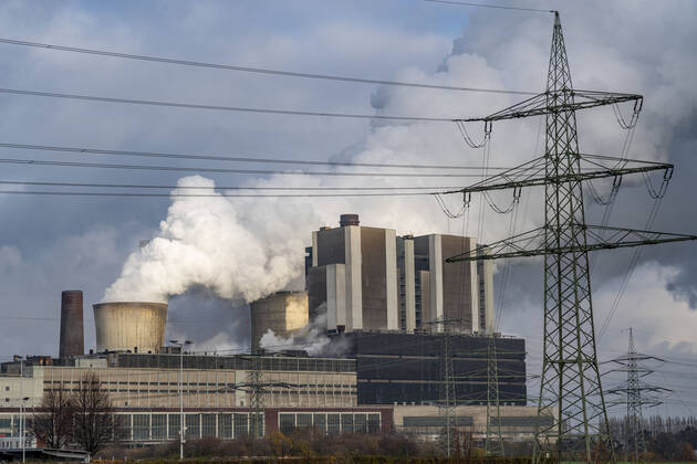 Das Braunkohle Kraftwerk Weisweiler der RWE Power AG in Eschweiler-Weisweiler, Grundlastkraftwerk, verfeuert Braunkohle aus dem Tagebau Inden, NRW, Deutschland, Braunkohlekraftwerk Weisweiler