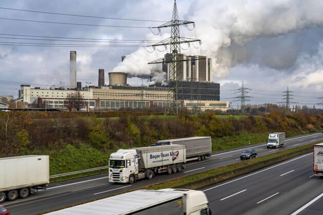 Das Braunkohle Kraftwerk Weisweiler der RWE Power AG in Eschweiler-Weisweiler, Grundlastkraftwerk, verfeuert Braunkohle aus dem Tagebau Inden, Autobahn A4, NRW, Deutschland, Braunkohlekraftwerk Weisweiler