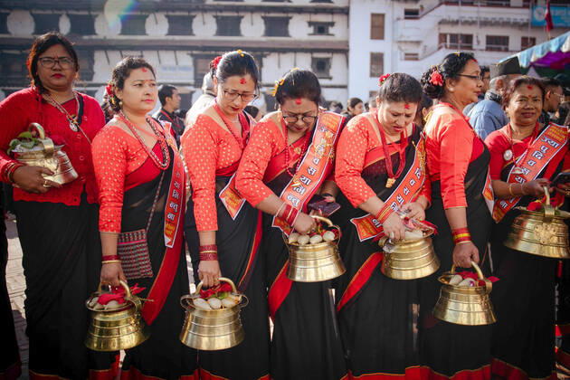 Bilder des Jahres 2022, News 12 Dezember News Bilder des Tages December 8, 2022, Kathmandu, Nepal: Newar community women dressed in traditional attires display Yomari, a traditionally popular Newari food, as they celebrate Yomari Punhi festival. Goddess Anapurna is worshiped by Yomari Purnima people during the festival. Annapurna is the goddess of grains and food. It is the time when farmers finish harvesting and taking rest after a long day™s work. Kathmandu Nepal - ZUMAs197 20221208_zaa_s197_065 Copyright: xPrabinxRanabhatx