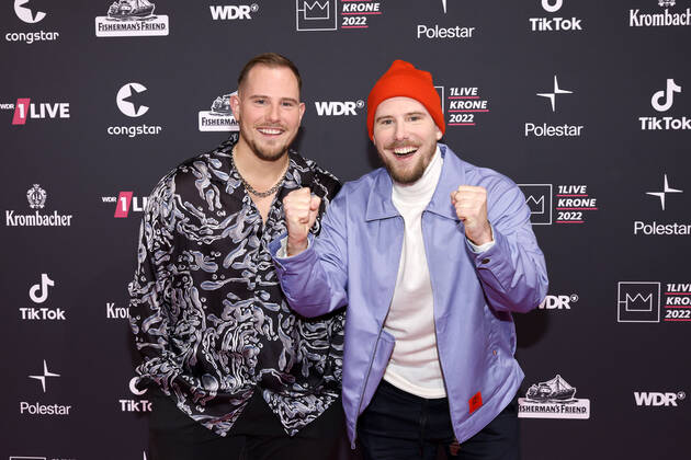 Die Moderatoren Benni Wolter und Dennis Wolter bei der 23. Verleihung der 1Live Krone 2022 in der Jahrhunderthalle. Bochum, 08.12.2022 NRW Deutschland Copyright: xChristophxHardtx