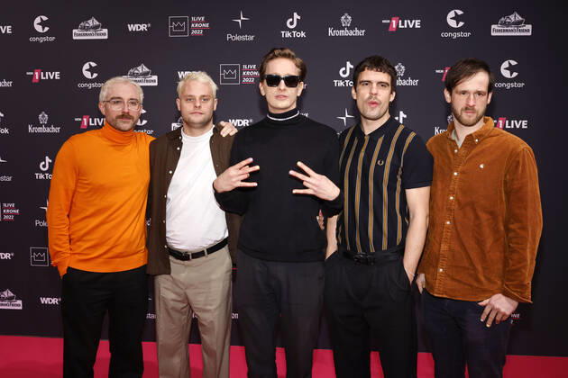 Entertainment Bilder des Tages Die Band Kraftklub mit Frontmann Felix Kummer (Mitte) bei der 23. Verleihung der 1Live Krone 2022 in der Jahrhunderthalle. Bochum, 08.12.2022 NRW Deutschland Copyright: xChristophxHardtx