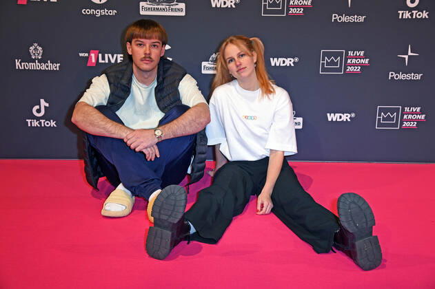 Aditotoro (Adrian Vogt), Hannah Tulnik bei der 1live Krone 2022 in der Jahrhunderthalle in Bochum am 08.12.2022