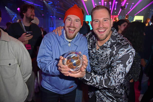 Dennis Wolter, Benjamin Wolter (World Wide Wohnzimmer) bei der 1live Krone 2022 in der Jahrhunderthalle in Bochum am 08.12.2022
