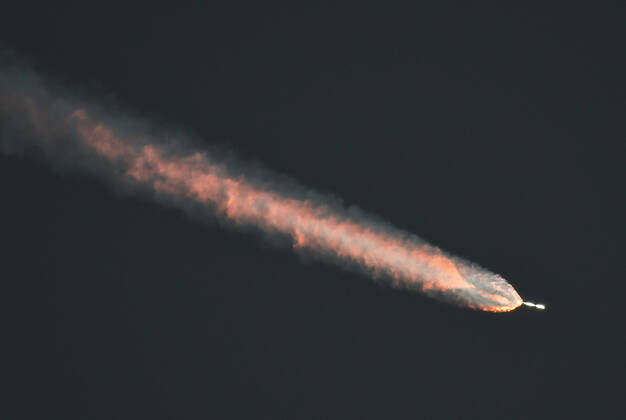 Bilder des Jahres 2022, News 12 Dezember News Bilder des Tages USA, Start einer SpaceX-Falcon-9-Rakete in Cape Canaveral December 8, 2022, Cape Canaveral, United States: A SpaceX Falcon 9 rocket launches from pad 39A at the Kennedy Space Center as seen from Jetty Park in Cape Canaveral. The rocket will place 40 broadband internet communications satellites into orbit for OneWeb. Cape Canaveral United States - ZUMAs197 20221208_zaa_s197_145 Copyright: xPaulxHennessyx