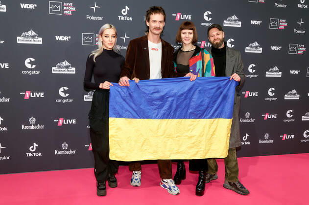 1LIVE Krone Verleihung in Bochum Mitglieder der ukrainischen Charity Organisation Repair Together auf dem roten Teppich bei der Verleihung der 1LIVE Krone in der Jahrhunderthalle in Bochum. Copyright: xEventpressxGolejewskix