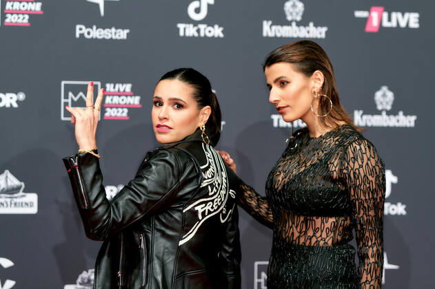 1LIVE Krone Verleihung in Bochum Donya Farahani und Maryam.fyi (Maryam Koohestanian) auf dem roten Teppich bei der Verleihung der 1LIVE Krone in der Jahrhunderthalle in Bochum. Copyright: xEventpressxGolejewskix