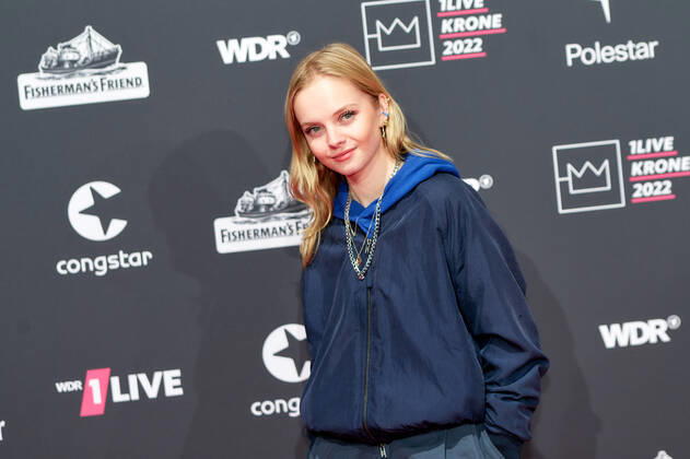 1LIVE Krone Verleihung in Bochum Paula Hartmann auf dem roten Teppich bei der Verleihung der 1LIVE Krone in der Jahrhunderthalle in Bochum. Copyright: xEventpressxGolejewskix
