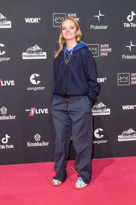 1LIVE Krone Verleihung in Bochum Paula Hartmann auf dem roten Teppich bei der Verleihung der 1LIVE Krone in der Jahrhunderthalle in Bochum. Copyright: xEventpressxGolejewskix