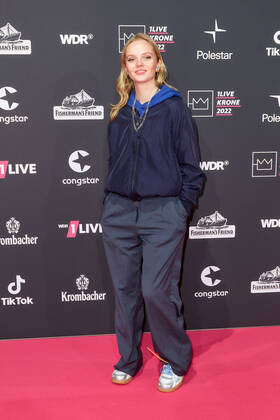 1LIVE Krone Verleihung in Bochum Paula Hartmann auf dem roten Teppich bei der Verleihung der 1LIVE Krone in der Jahrhunderthalle in Bochum. Copyright: xEventpressxGolejewskix