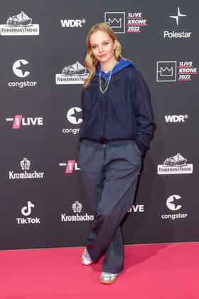1LIVE Krone Verleihung in Bochum Paula Hartmann auf dem roten Teppich bei der Verleihung der 1LIVE Krone in der Jahrhunderthalle in Bochum. Copyright: xEventpressxGolejewskix