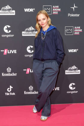 1LIVE Krone Verleihung in Bochum Paula Hartmann auf dem roten Teppich bei der Verleihung der 1LIVE Krone in der Jahrhunderthalle in Bochum. Copyright: xEventpressxGolejewskix