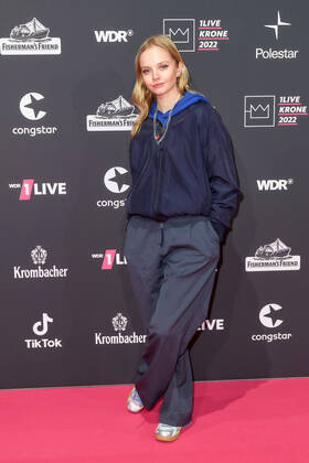 1LIVE Krone Verleihung in Bochum Paula Hartmann auf dem roten Teppich bei der Verleihung der 1LIVE Krone in der Jahrhunderthalle in Bochum. Copyright: xEventpressxGolejewskix