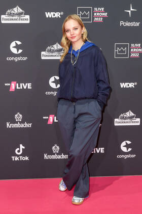 1LIVE Krone Verleihung in Bochum Paula Hartmann auf dem roten Teppich bei der Verleihung der 1LIVE Krone in der Jahrhunderthalle in Bochum. Copyright: xEventpressxGolejewskix