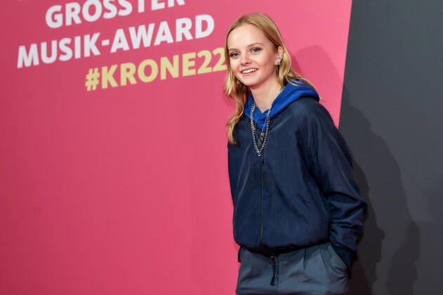 1LIVE Krone Verleihung in Bochum Paula Hartmann auf dem roten Teppich bei der Verleihung der 1LIVE Krone in der Jahrhunderthalle in Bochum. Copyright: xEventpressxGolejewskix