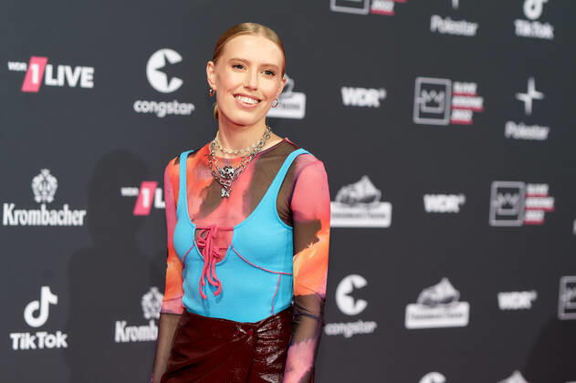 1LIVE Krone Verleihung in Bochum Lea (Lea-Marie Becker) auf dem roten Teppich bei der Verleihung der 1LIVE Krone in der Jahrhunderthalle in Bochum. Copyright: xEventpressxGolejewskix